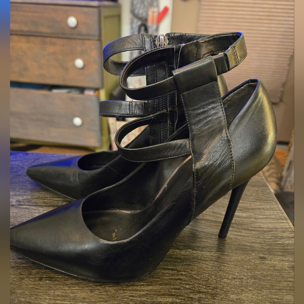 Kenneth Cole size 8m black strappy stiletto heels